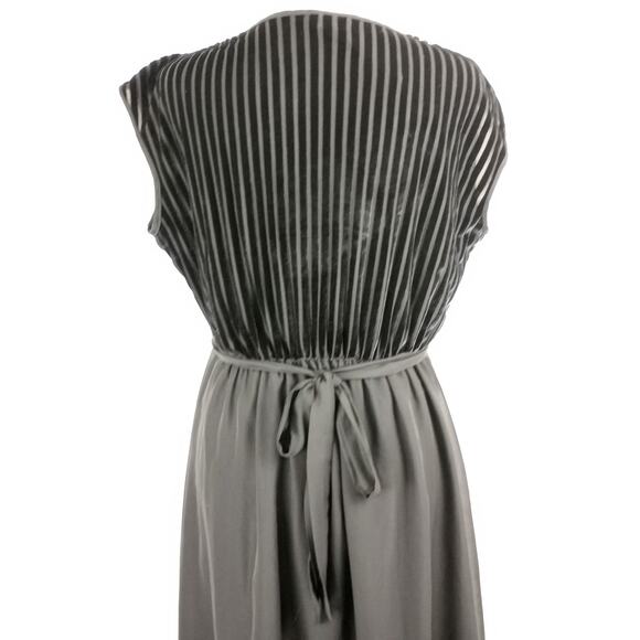 Gabby Skye Black Sleeveless Deep V Neck Velour Detail High-Low LBD Dress 4 NWT - Picture 5 of 12